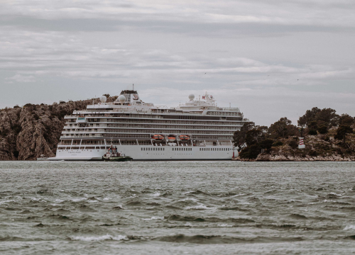 Fotografija 11 - Jadrolinijina Premuda pokraj kruzera Viking Mars izgleda kao dječja igračka