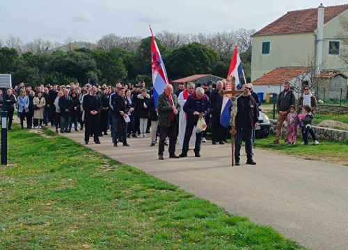 Fotografija 3 - Održan Križni put Hrvatske vojske i policije na brdu Kamenjak iznad Vranskog jezera