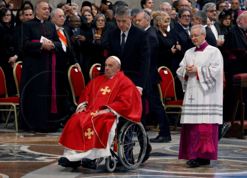 Papa predvodio misu za Veliki petak uoči procesije u Koloseju
