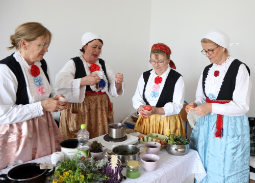 Kapula, radić, cvijeće... Na Brodarici i Krapnju jaja se i dalje bojaju tradicionalo