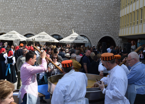 U Šibeniku se danas sprema tradicionalni Uskrsni doručak