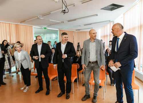 Fotografija 5 - Zoran Milanović u Industrijsko-obrtničkoj školi: 'Slične škole u Zagrebu izgledaju otužno, kao olupine'