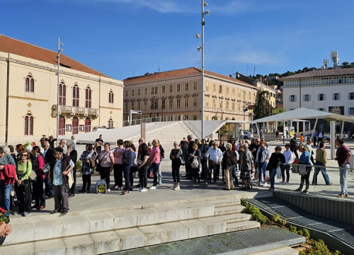 Fotografija 7 - Gužva na Poljani: Šibenčani cvijeće najviše vole kad je besplatno