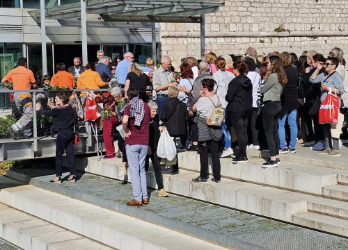 Fotografija 9 - Gužva na Poljani: Šibenčani cvijeće najviše vole kad je besplatno