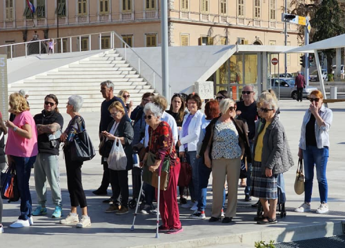 Fotografija 5 - Gužva na Poljani: Šibenčani cvijeće najviše vole kad je besplatno