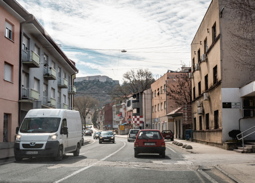 Vozačica u Kninu motociklistu oduzela prednost, od siline udara zadobio teške ozljede