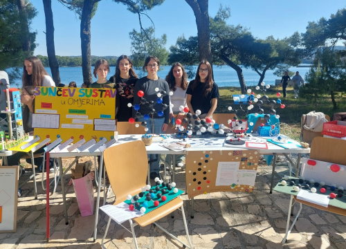 Fotografija 6 - Smotra obrazovnih institucija u kanalu sv. Ante: Kako je počela znanost na mom otoku