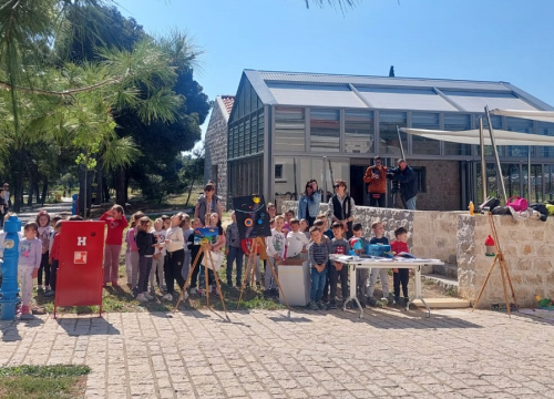 Fotografija 2 - Smotra obrazovnih institucija u kanalu sv. Ante: Kako je počela znanost na mom otoku