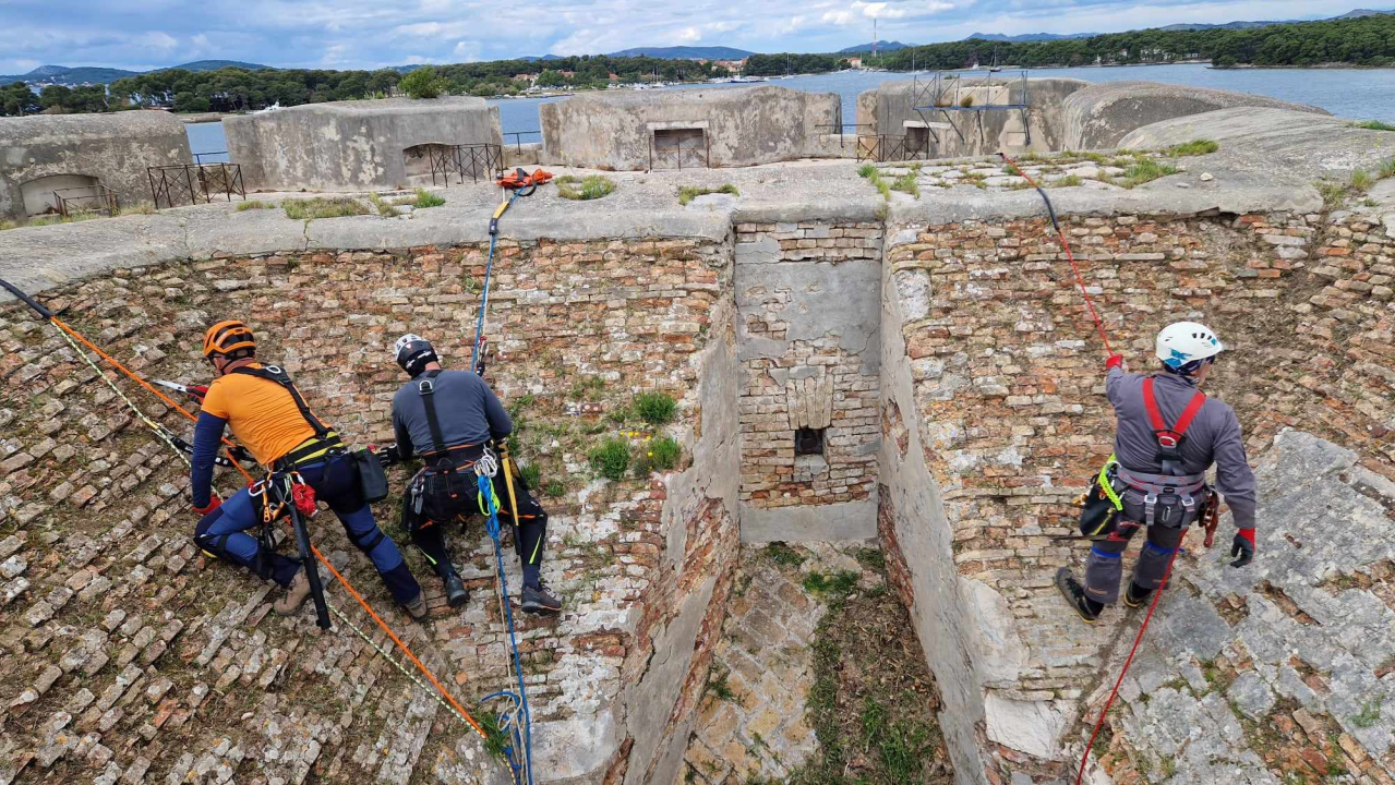 Tvrđava sv. Nikole se priprema za sezonu: Njene zidine očišćene od raslinja, trave...