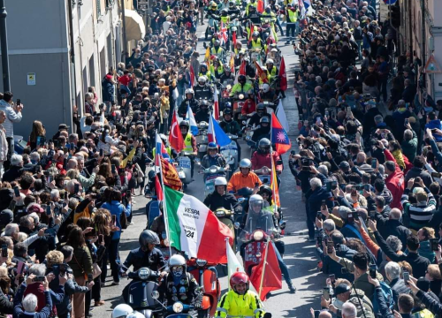 Fotografija 7 - Članovi VK Šibenik sudjelovali na svečanoj povorci Vespa World Days 2024.