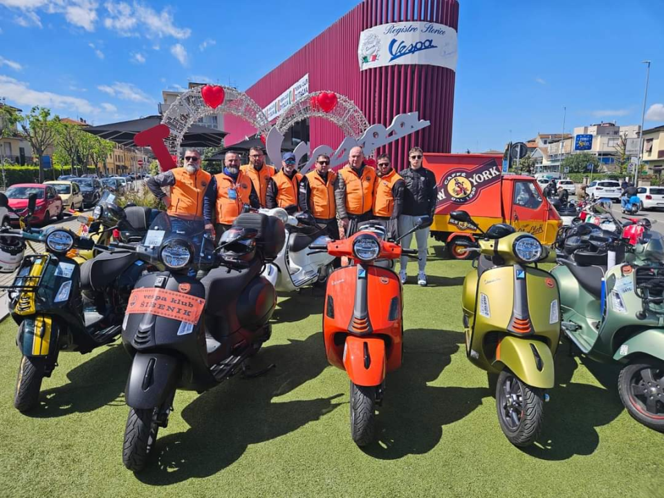 Članovi VK Šibenik sudjelovali na svečanoj povorci Vespa World Days 2024.