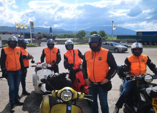 Fotografija 2 - Članovi VK Šibenik sudjelovali na svečanoj povorci Vespa World Days 2024.