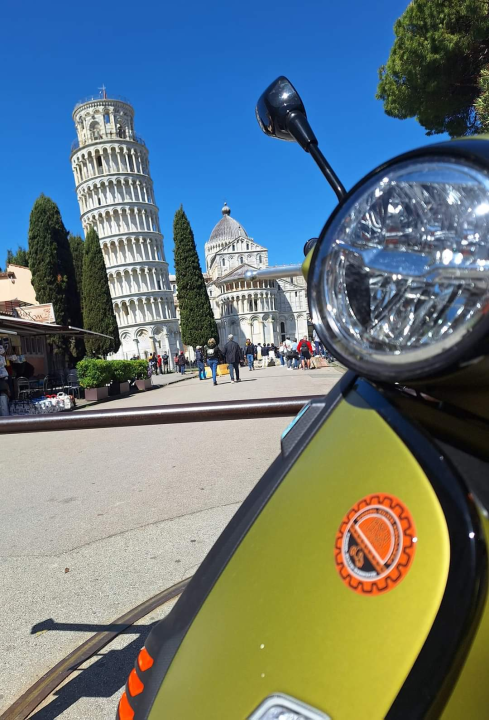 Članovi VK Šibenik sudjelovali na svečanoj povorci Vespa World Days 2024.