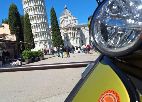 Fotografija 3 - Članovi VK Šibenik sudjelovali na svečanoj povorci Vespa World Days 2024.