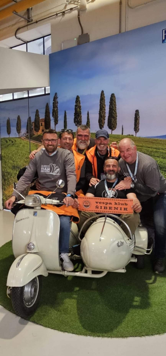 Članovi VK Šibenik sudjelovali na svečanoj povorci Vespa World Days 2024.