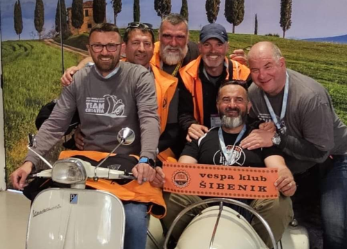 Fotografija 17 - Članovi VK Šibenik sudjelovali na svečanoj povorci Vespa World Days 2024.