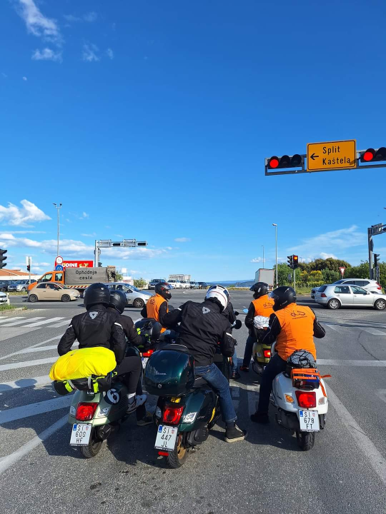Članovi VK Šibenik sudjelovali na svečanoj povorci Vespa World Days 2024.