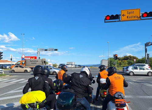 Fotografija 12 - Članovi VK Šibenik sudjelovali na svečanoj povorci Vespa World Days 2024.