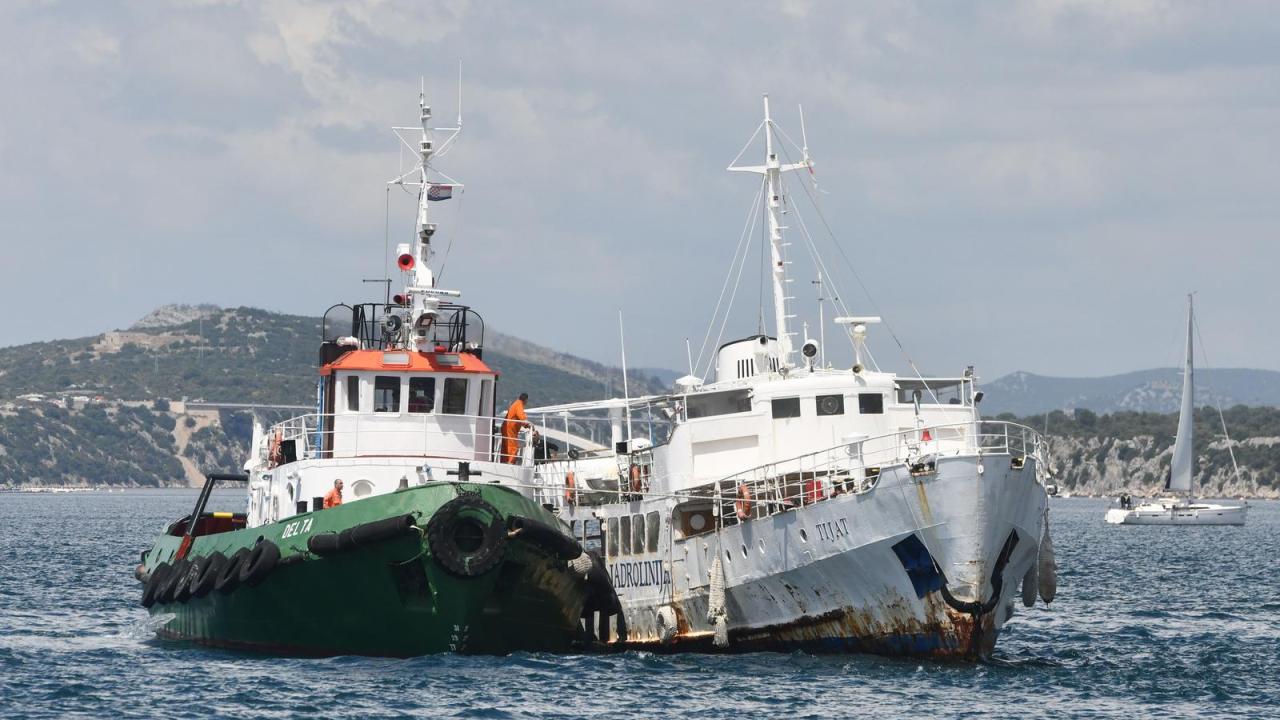 Nakon skoro sedam mjeseci čekanja, legendarni Tijat otegljen je na remont