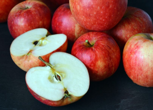 Evo kako možete prepoloviti jabuku koristeći samo ruke