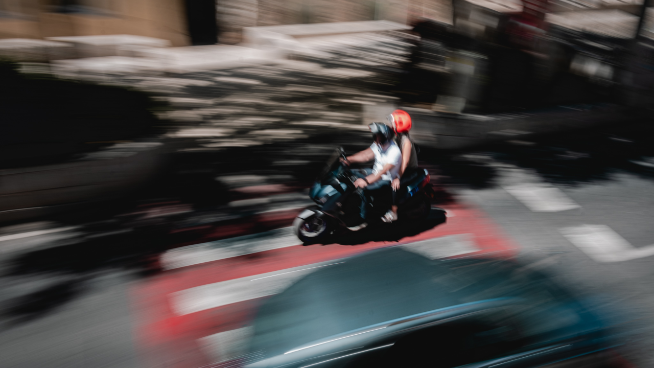 S parkiranog motora u Šibeniku ukradeni dijelovi