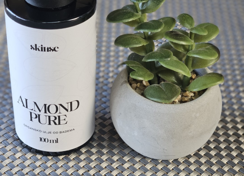 Fotografija 2 - Jure Rončević zajedno s obitelji bavi se uzgojem badema: ‘Nismo htjeli zapustiti djedovinu’