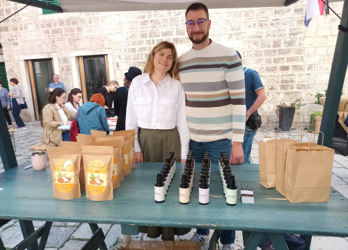 Fotografija 15 - Jure Rončević zajedno s obitelji bavi se uzgojem badema: ‘Nismo htjeli zapustiti djedovinu’