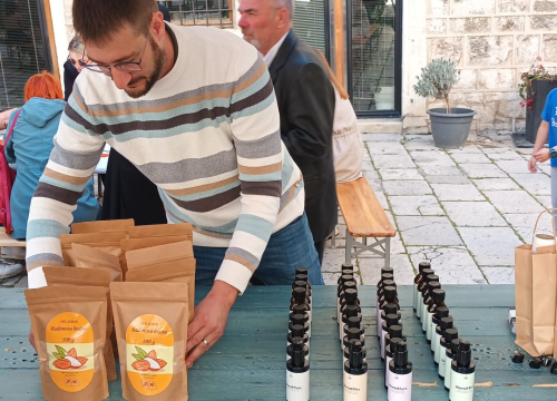 Fotografija 17 - Jure Rončević zajedno s obitelji bavi se uzgojem badema: ‘Nismo htjeli zapustiti djedovinu’