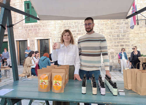 Fotografija 19 - Jure Rončević zajedno s obitelji bavi se uzgojem badema: ‘Nismo htjeli zapustiti djedovinu’