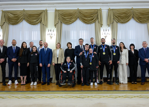 Fotografija 2 - Julija Karadakić kod premijera Plenkovića nakon ispisivanja povijesti šibenskog parasporta