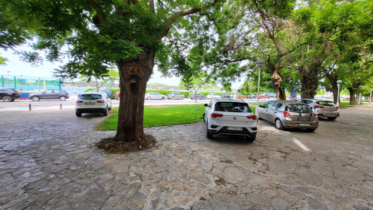 Što je dopušteno Jupiteru, nije volu: Ispred Biskupije besplatni parking u hladu