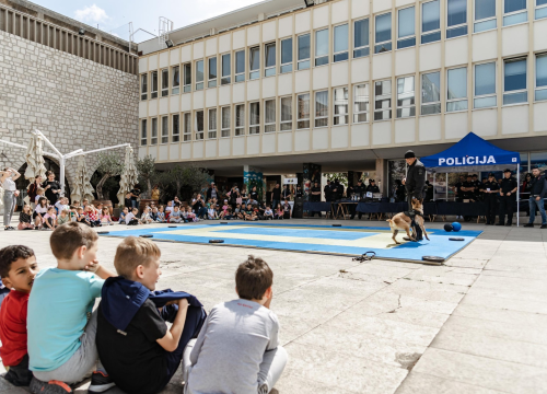 Fotografija 5 - Policajci 'zauzeli' trg ispred Županije kako bi prezentirali svoje zanimanje