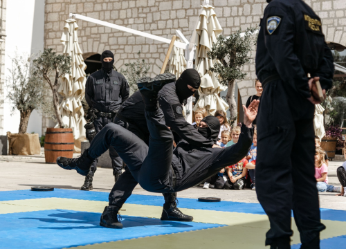 Fotografija 3 - Policajci 'zauzeli' trg ispred Županije kako bi prezentirali svoje zanimanje