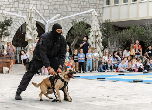 Fotografija 14 - Policajci 'zauzeli' trg ispred Županije kako bi prezentirali svoje zanimanje