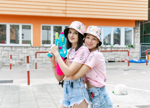 Fotografija 11 - Šibenski maturanti opraštaju se od škole: Slave uz domaće hitove, a budućnost vide vani