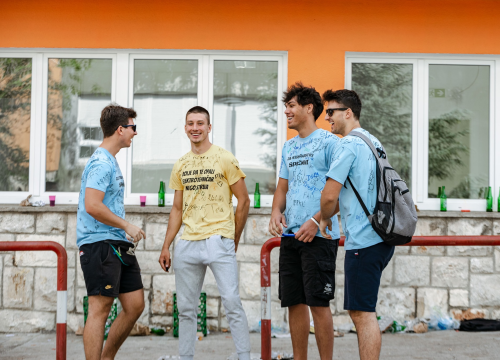 Fotografija 4 - Šibenski maturanti opraštaju se od škole: Slave uz domaće hitove, a budućnost vide vani