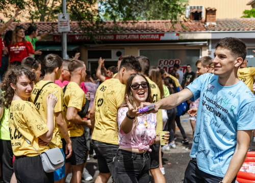 Fotografija 8 - Šibenski maturanti opraštaju se od škole: Slave uz domaće hitove, a budućnost vide vani