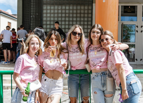 Fotografija 10 - Šibenski maturanti opraštaju se od škole: Slave uz domaće hitove, a budućnost vide vani