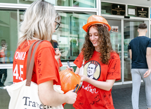 Fotografija 15 - Šibenski maturanti opraštaju se od škole: Slave uz domaće hitove, a budućnost vide vani