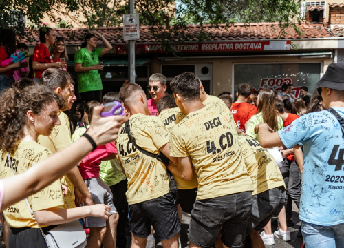 Fotografija 7 - Šibenski maturanti opraštaju se od škole: Slave uz domaće hitove, a budućnost vide vani