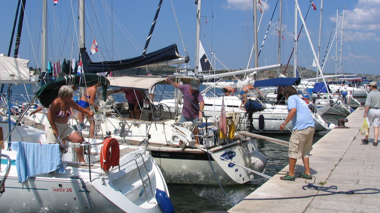 Kava se jutros pije u debeloj hladovini, na moru mirno, uz upozorenje plovite li na sjever