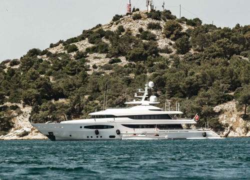 Šta ti je život, slučajno brodićem uploviš u neki grad, popiješ bevandu i poželiš si kupiti prvoligaša