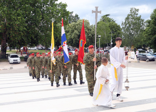 Fotografija 4 - Procesijom vjernika i vojske Kninjani proslavili blagdan sv. Ante