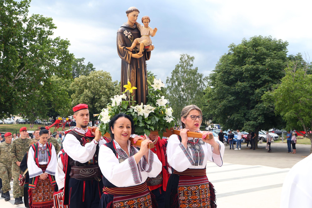 Procesijom vjernika i vojske Kninjani proslavili blagdan sv. Ante