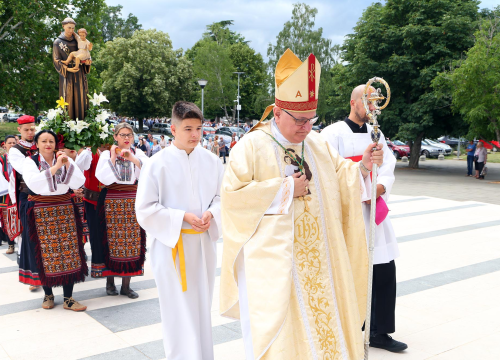 Fotografija 11 - Procesijom vjernika i vojske Kninjani proslavili blagdan sv. Ante