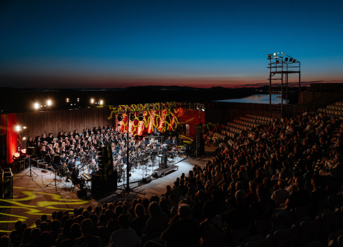 Fotografija 1 - Proslava velikog jubileja: Istinski glazbeni užitak na koncertu Kola i Orkestra HV-a na tvrđavi sv. Mihovila