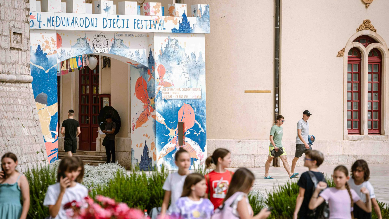 Izložbom u Partizana otvoren dječji festival, Šibenčani potom puštali balone na Obali oslobođenja