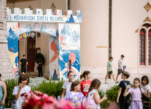 Izložbom u Partizana otvoren dječji festival, Šibenčani potom puštali balone na Obali oslobođenja