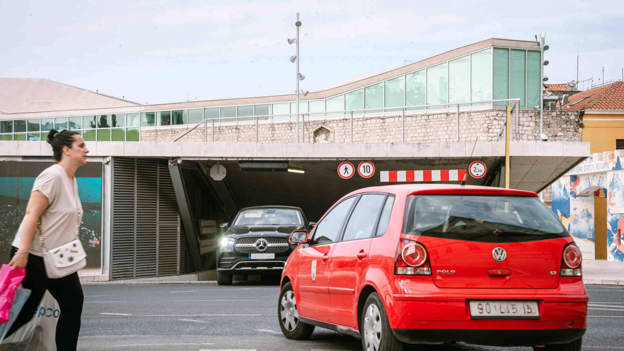 Kako je moguće da je jeftinije parkirati u garaži nego na ulici, neka mi netko objasni?!