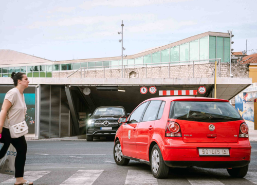 Kako je moguće da je jeftinije parkirati u garaži nego na ulici, neka mi netko objasni?!